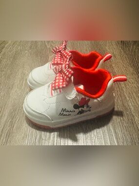 Disney White and Red Minnie Mouse Toddler Sneakers with Polka Dot Bow